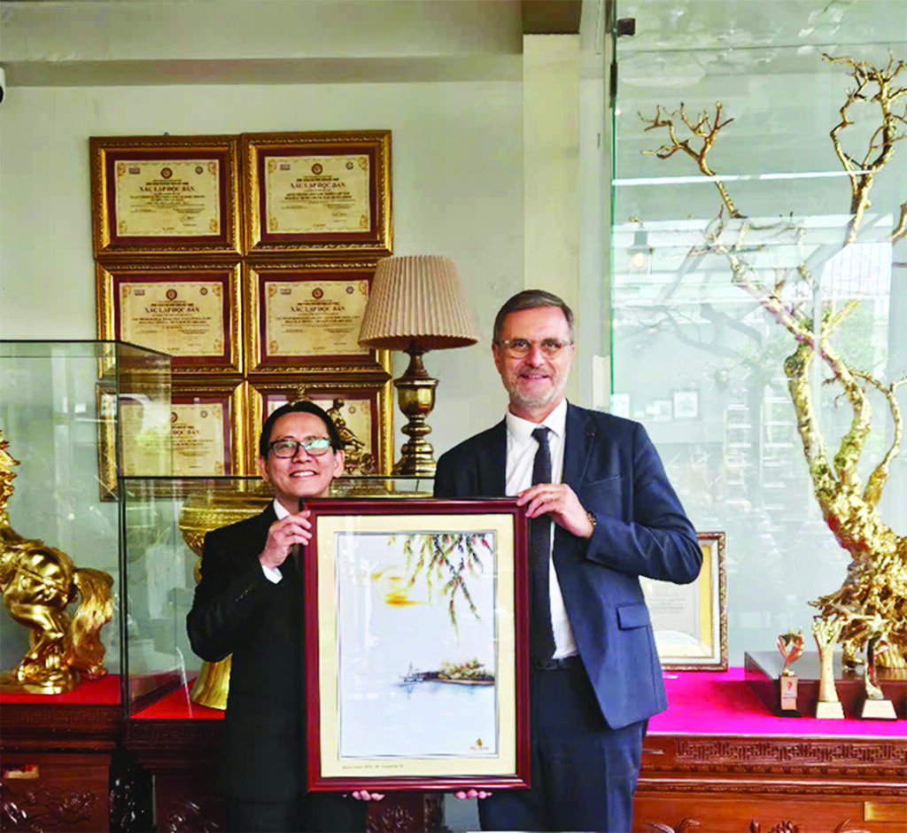 Recontre entre l’ambassadeur de France au Vietnam, Olivier Brochet (droite), et Duong Quy Sy à Dà Lat, province de Lâm Dông (Hauts plateaux du Centre).